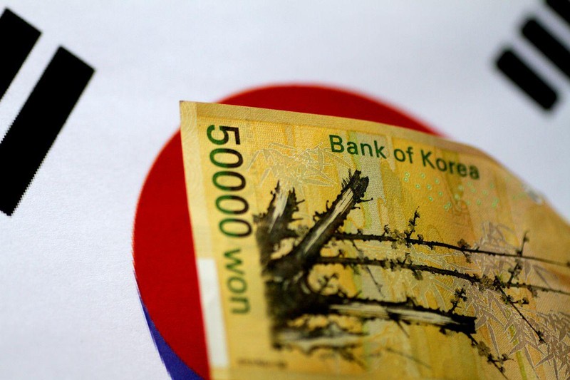 Tờ 50.000 won trên nền cờ Hàn Quốc. (Ảnh: Reuters)