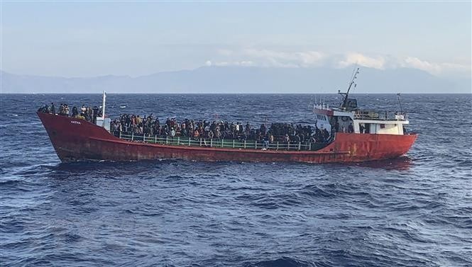 Tàu của Lực lượng Bảo vệ bờ biển Hellenic giải cứu người di cư ngoài khơi đảo Crete, Hy Lạp, ngày 29/10/2021. (Ảnh: AFP/TTXVN)