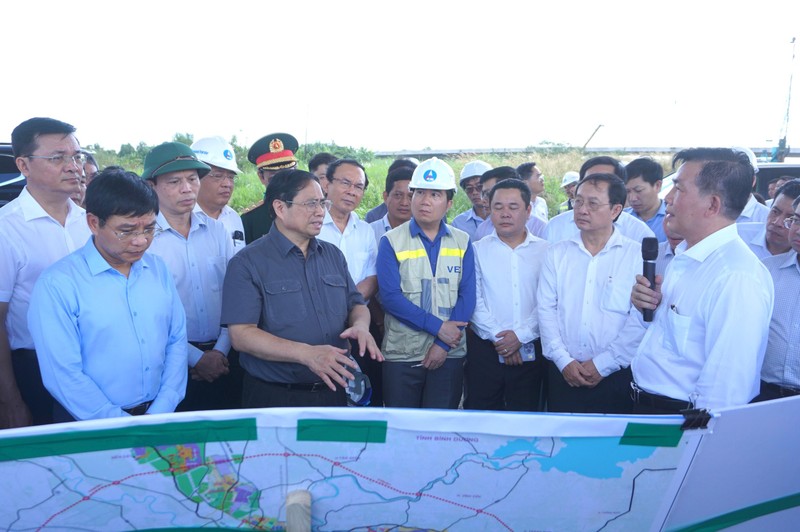 Thủ tướng Chính phủ Phạm Minh Chính nghe chủ đầu tư báo cáo về Dự án Xây dựng và mở rộng Quốc lộ 50, có điểm kết nối vào tuyến đường Cao tốc Bến Lức-Long Thành đang xây dựng.
