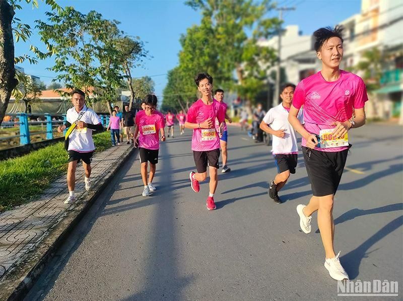 Các vận động viên tham gia Giải Marathon Đất Sen hồng Đồng Tháp 2022 đang chạy trên địa bàn thành phố Cao Lãnh. (Ảnh: HỮU NGHĨA)
