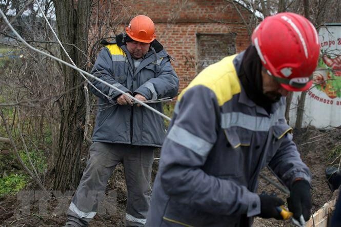 Công nhân sửa chữa đường dây điện tại Donetsk, Ukraine. (Ảnh: AFP/TTXVN)