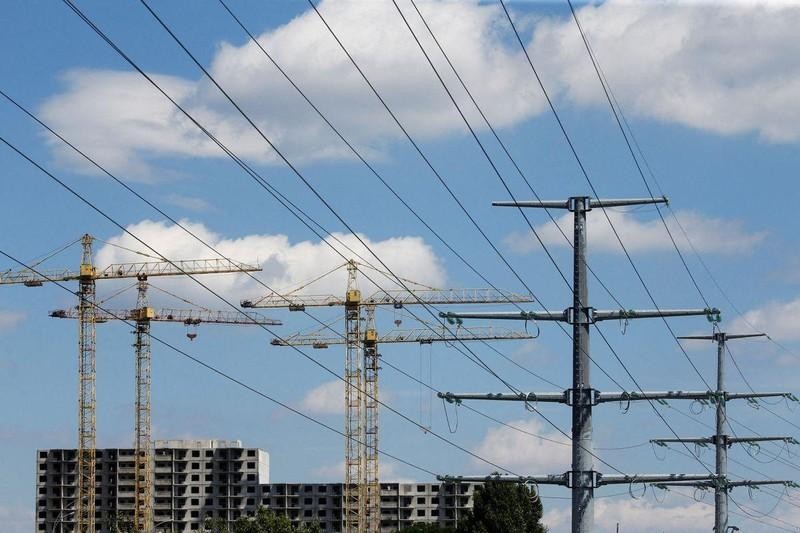 Đường dây điện tại Kiev, Ukraine, tháng 7/2020. (Ảnh: Reuters)