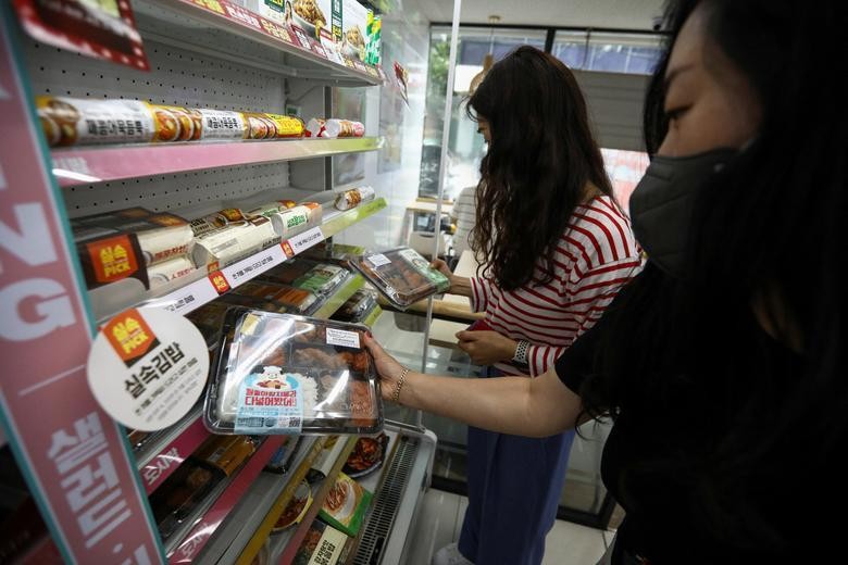 Nhân viên văn phòng mua suất ăn trưa tại cửa hàng tiện lợi ở thủ đô Seoul, Hàn Quốc, ngày 24/6/2022. (Ảnh: Reuters)