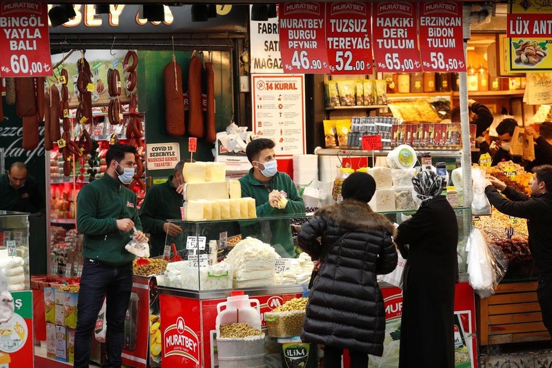 Mua sắm tại một khu chợ tại Thổ Nhĩ Kỳ, ngày 12/1/2021. (Ảnh: Reuters)