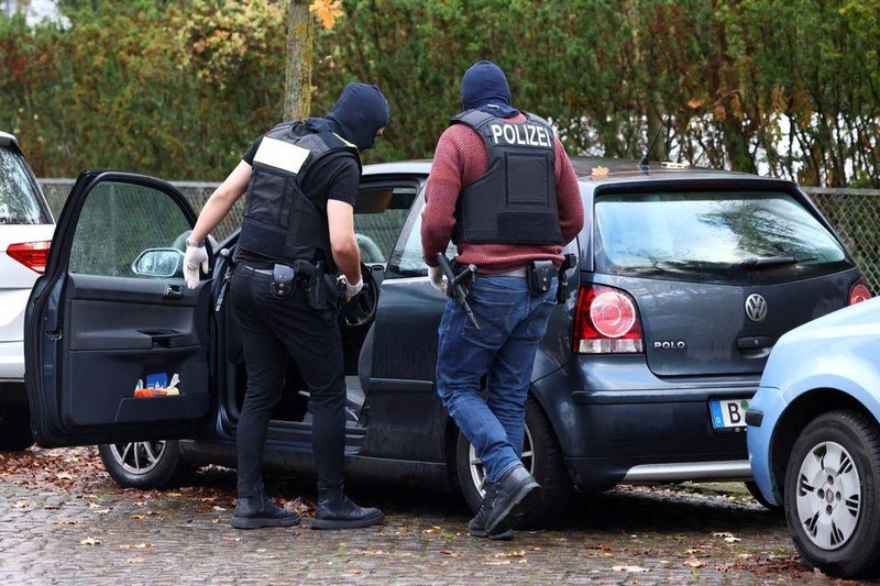 Cảnh sát đang khám xét một xe ô-tô tại Berlin, Đức, ngày 7/12. (Ảnh: Reuters)