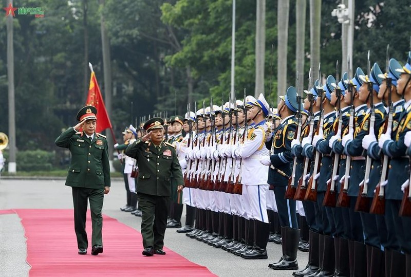Đại tướng Phan Văn Giang cùng Đại tướng Chansamon Chanyalath, Phó Thủ tướng, Bộ trưởng Quốc phòng Lào duyệt đội danh dự. 
