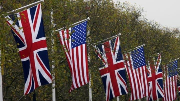 Quốc kỳ của Anh và Mỹ. (Ảnh: CNBC)