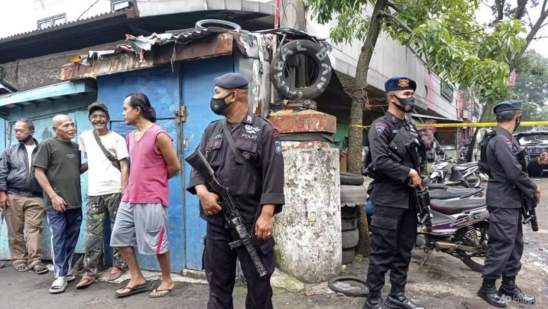 Cảnh sát đứng bảo vệ khu vực gần đồn cảnh sát bị tấn công ngày 7/12/2022, tại tỉnh Tây Java. (Ảnh: AP)
