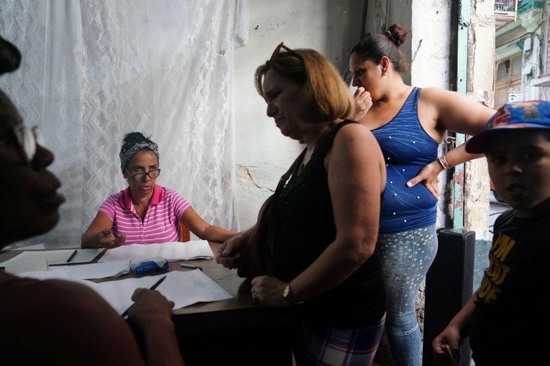 Quan chức bầu cử Cuba kiểm tra giấy tờ của cử tri trong cuộc bầu cử địa phương, ngày 27/11/2022. (Ảnh: Reuters)