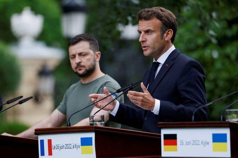 Tổng thống Pháp Emmanuel Macron (phải) và Tổng thống Ukraine Volodymyr Zelensky trong cuộc họp báo ngày 16/6/2022. (Ảnh: Reuters)