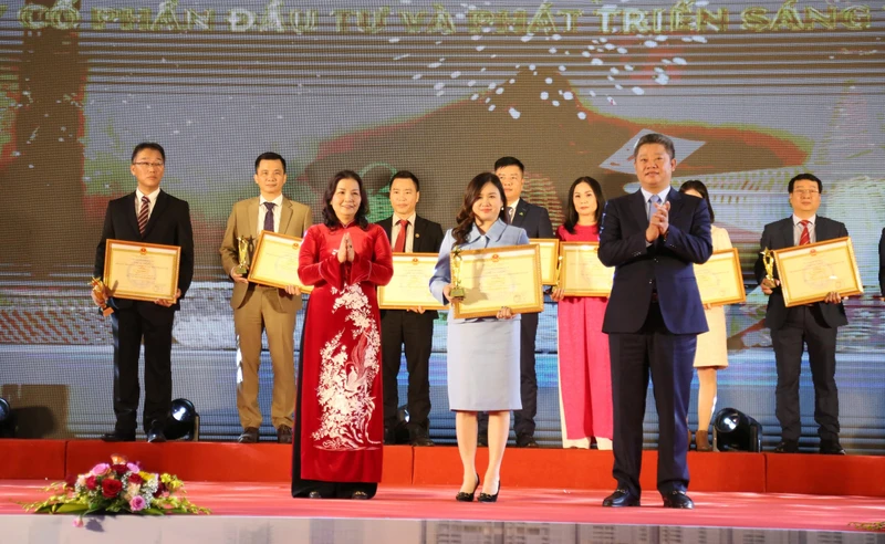 Lãnh đạo thành phố Hà Nội trao Giấy chứng nhận Sản phẩm công nghiệp chủ lực cho các doanh nghiệp.