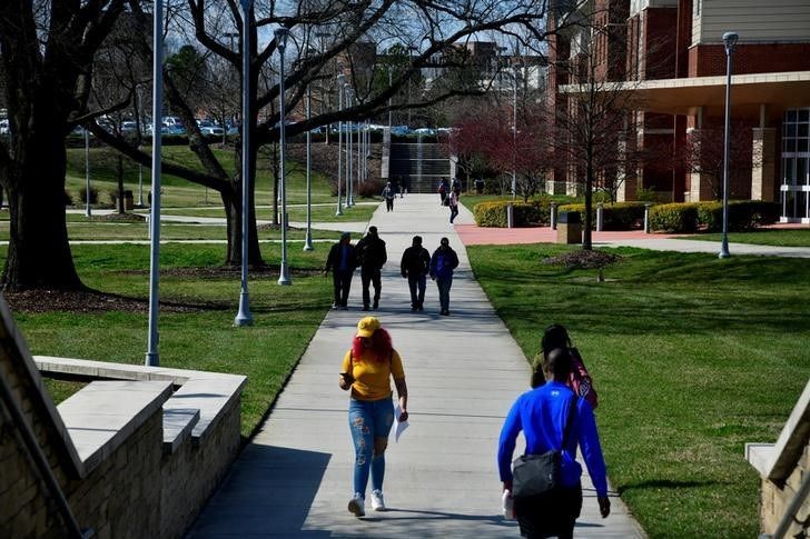 Sinh viên đi trong khuôn viên Đại học North Carolina A&T tại Mỹ. (Ảnh: Reuters)
