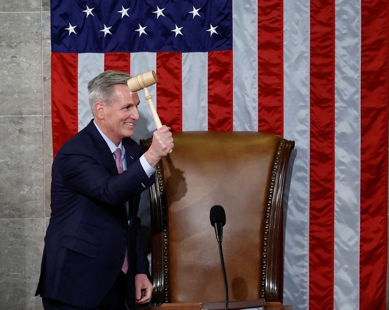 Ông Kevin McCarthy cầm chiếc búa của Chủ tịch Hạ viện Mỹ sau khi được bầu làm Chủ tịch Hạ viện. (Ảnh: Reuters)