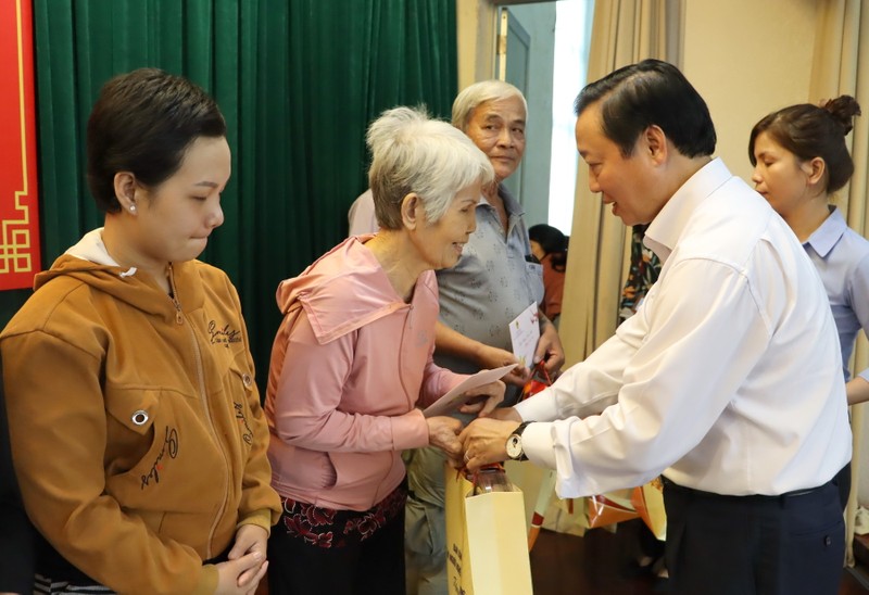 Phó Thủ tướng Trần Hồng Hà tặng quà Tết cho người dân.