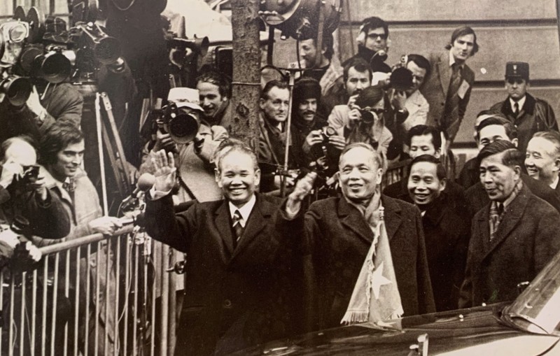 Nhân dân Pháp và Việt kiều chào đón phái đoàn Việt Nam Dân chủ Cộng hòa đến ký hiệp định chính thức tại Paris, ngày 27/1/1973. (Nguồn: Cục Lưu trữ Văn phòng Trung ương Đảng)