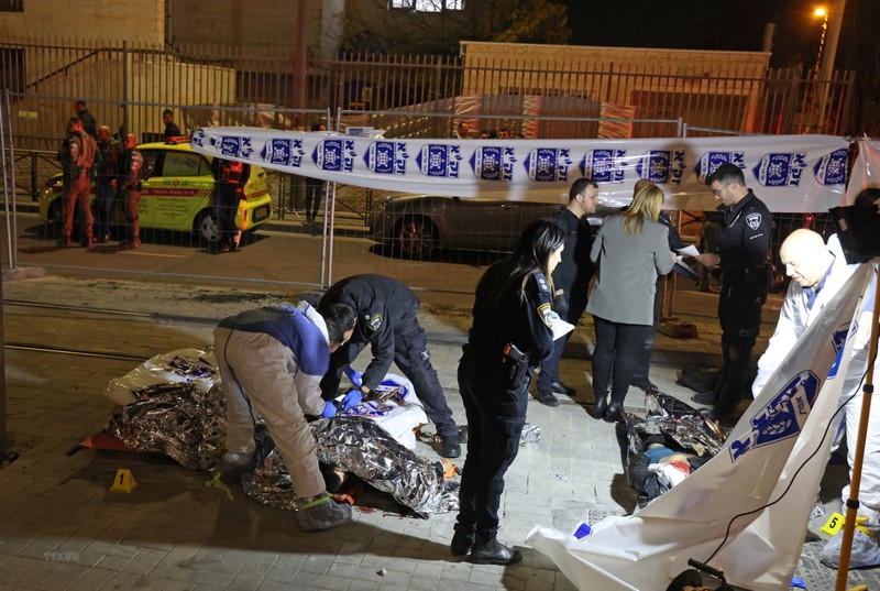 Cảnh sát Israel điều tra tại hiện trường vụ tấn công ở Jerusalem, ngày 27/1/2023. (Ảnh: AFP/TTXVN)