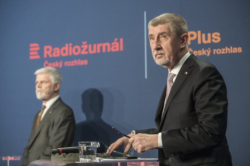 Cựu Tướng quân đội Petr Pavel (trái) và cựu Thủ tướng Cộng hòa Séc Andrej Babis trong phiên tranh luận trước cuộc bầu cử Tổng thống vòng 2, tại Praha ngày 27/1/2023. (Ảnh: AFP/TTXVN)