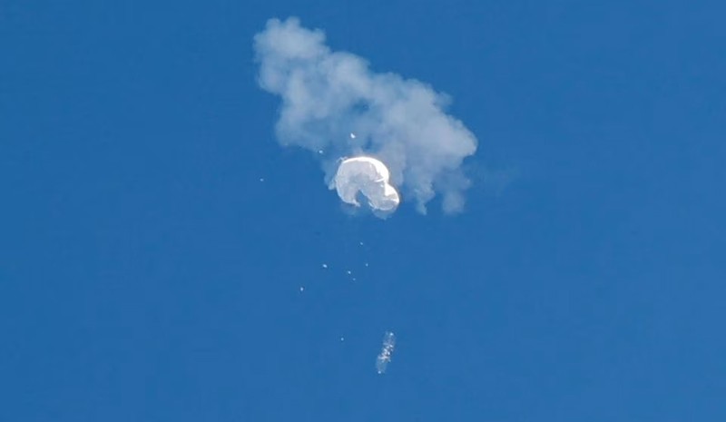 Khinh khí cầu của Trung Quốc trôi trên biển sau khi bị bắn rơi ngoài khơi Surfside Beach, Nam Carolina, ngày 4/2. (Ảnh: Reuters)