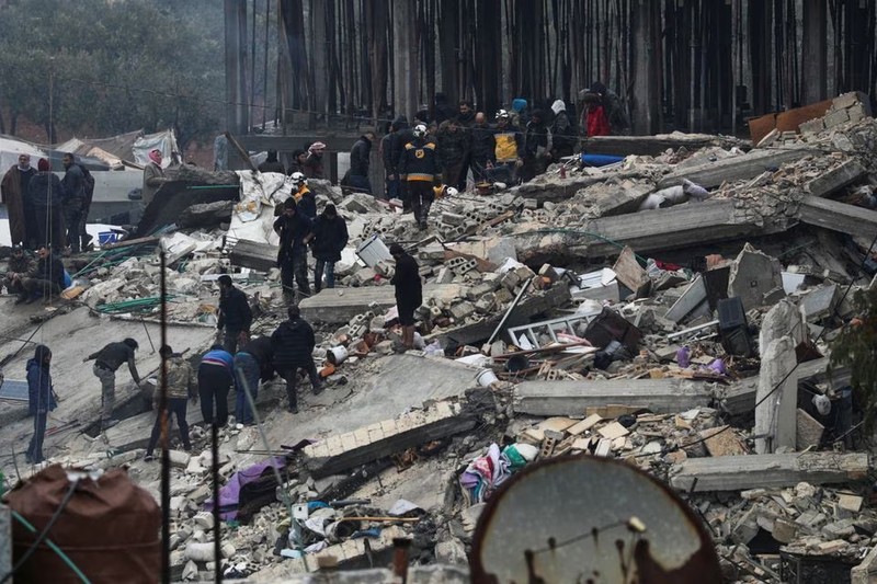 Lực lượng cứu nạn khẩn trương tìm kiếm những người sống sót bị vùi lấp trong đống đổ nát sau trận động đất ngày 6/2/2023. (Ảnh: Reuters)