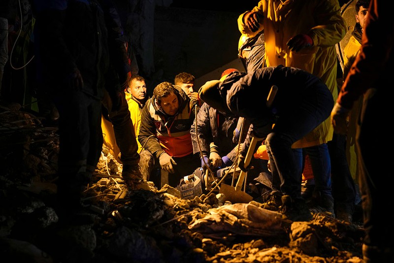 Các nhân viên cứu nạn đào xới những tòa nhà đổ nát tại Adana, Thổ Nhĩ Kỳ để tìm kiếm nạn nhân. (Ảnh: AP)