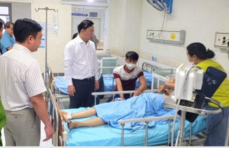 Chủ tịch Ủy ban nhân dân tỉnh Quảng Nam Lê Trí Thanh thăm hỏi, động viên nạn nhân bị thương đang điều trị tại Bệnh viện đa khoa Trung ương Quảng Nam. (Ảnh: ML)