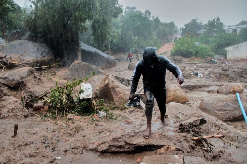 Người đàn ông đi qua tòa nhà bị bão Freddy tàn phá, tại Blantyre, Malawi, ngày 13/3/2023. (Ảnh: Reuters)