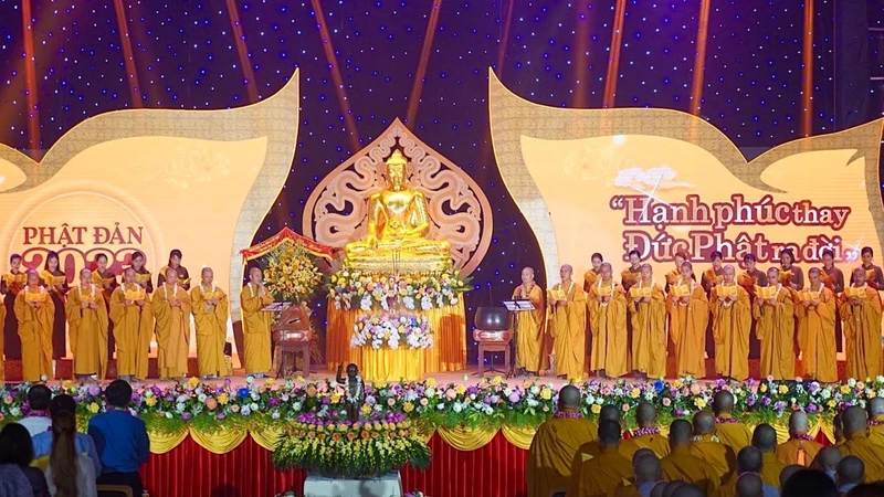 Nghi thức tâm linh kính mừng Đại lễ Phật đản tại Ninh Bình. (Ảnh: Lê Hồng)