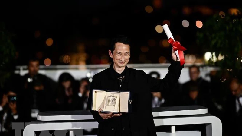 Đạo diễn Trần Anh Hùng đoạt giải Đạo diễn xuất sắc nhất cho bộ phim "La Passion de Dodin Bouffant" tại lễ bế mạc Liên hoan phim Cannes lần thứ 76 ở Pháp, tối 27/5/2023. (Ảnh: AFP/TTXVN)