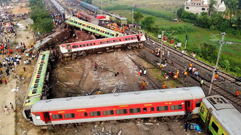 Hai tàu chở khách và 1 tàu chở hàng liên quan vụ tai nạn tại bang Odisha, Ấn Độ, ngày 2/6/2023. (Ảnh: Reuters)