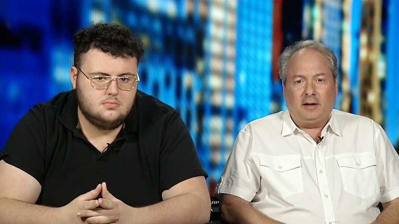 Nhà đầu tư Jay Bloom và con trai Sean trong cuộc phỏng vấn với kênh CNN. 