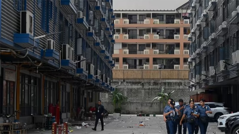 Cảnh sát lục soát các tòa nhà tại Manila, ngày 27/6/2023. (Ảnh: Jam Sta Rosa)