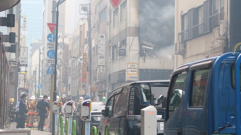 Hiện trường tòa nhà gặp hỏa hoạn tại khu vực Shimbashi, Tokyo, ngày 3/7/2023. (Ảnh: Mainichi/Kengo Suga) 