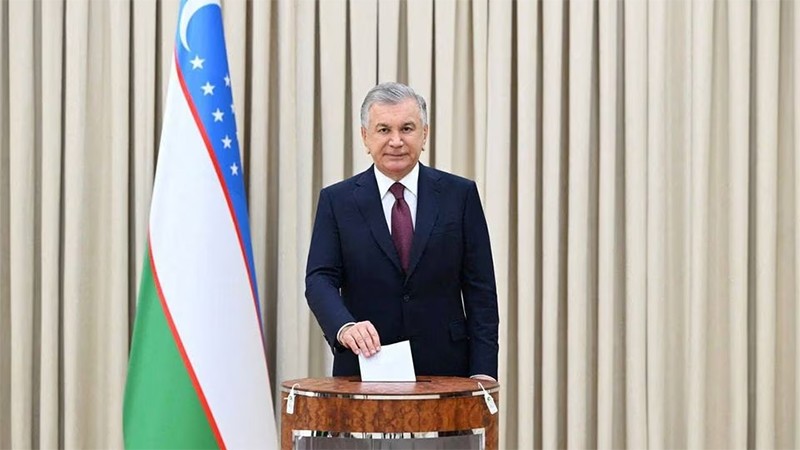 Tổng thống Uzbekistan Shavkat Mirziyoyev bỏ phiếu trong cuộc bầu cử sớm tại Tashkent, ngày 9/7/2023. (Ảnh: Văn phòng Tổng thống Uzbekistan)