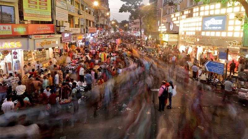 Một khu chợ đông đúc tại Mumbai， Ấn Độ， tháng 10/2022. (Ảnh: Reuters)