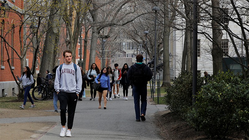 Học phí và các loại phí đối với sinh viên Đại học Havard vào khoảng 57.246 USD/năm. (Ảnh: Reuters)