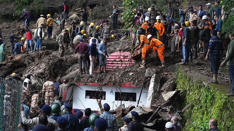 Lực lượng cứu nạn tìm kiếm nạn nhân của vụ sạt lở đất tại bang Himachal Pradesh, Ấn Độ, ngày 14/8/2023. (Ảnh: AP)