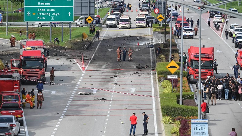 Lực lượng chức năng phong tỏa khu vực máy bay rơi xuống đường cao tốc. (Ảnh: Getty Images)