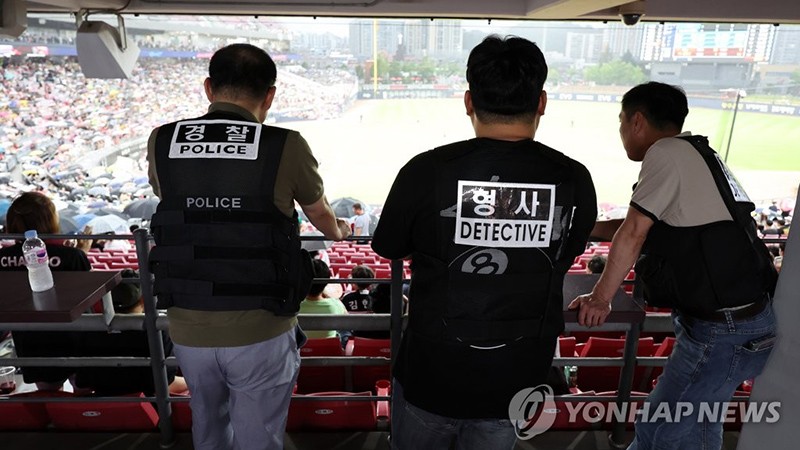 Cảnh sát tuần tra sân bóng chày Gwangju, cách Seoul khoảng 267km về phía nam, ngày 8/8/2023. (Ảnh: Yonhap)