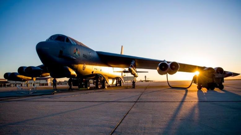 Các phi công tiến hành kiểm tra trước chuyến bay trên một chiếc B-52H Stratofortress được chỉ định thử nghiệm. (Ảnh: airforcetimes.com)