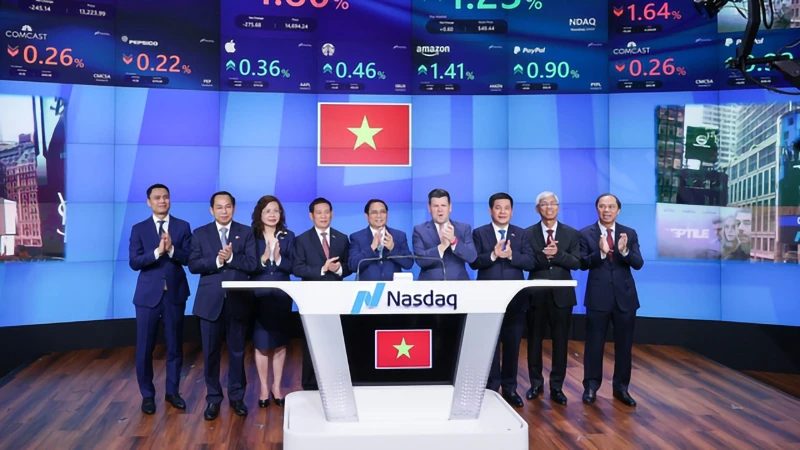 Thủ tướng Phạm Minh Chính, các đại biểu và lãnh đạo NASDAQ chụp ảnh lưu niệm.