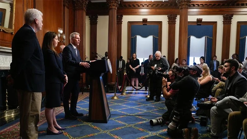 Chủ tịch Hạ viện Mỹ Kevin McCarthy phát biểu trước báo giới tại Đồi Capitol sau khi Hạ viện thông qua dự luật ngăn Chính phủ đóng cửa, ngày 30/9/2023. (Ảnh: Reuters)