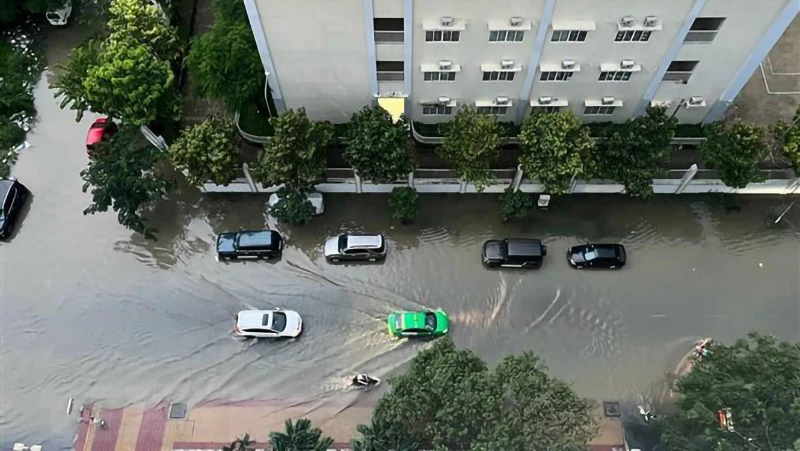 Một khu dân cư trên đường Nguyễn Lương Bằng (Quận 7) bị “biển nước” bao quanh do mưa lớn và triều cường. (Ảnh: TTXVN) 