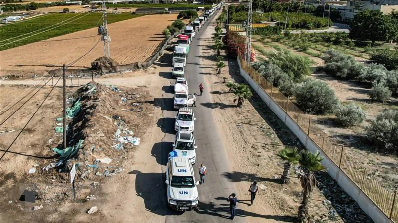 Đoàn xe tải chở hàng viện trợ di chuyển từ Ai Cập qua cửa khẩu Rafah vào Dải Gaza, ngày 21/10/2023. Ảnh: AFP/TTXVN
