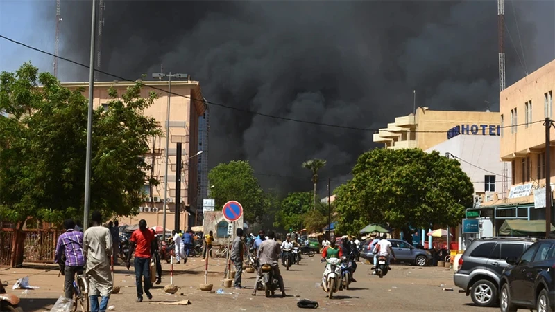 Khói bốc lên từ hiện trường một vụ tấn công ở Ouagadougou, Burkina Faso. (Ảnh: AFP/TTXVN)