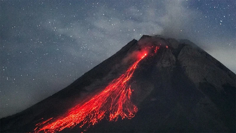 Dung nham phun trào từ núi lửa Merapi, nhìn từ làng Wonokerto, Yogyakarta, Indonesia, ngày 9/8/2023. (Ảnh: AFP/TTXVN) 