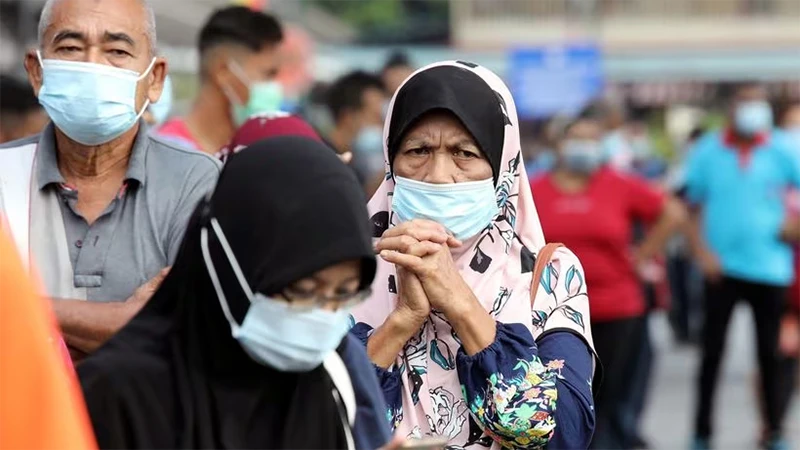 Người dân xếp hàng để làm xét nghiệm Covid-19 tại Klang, Malaysia, ngày 2/12/2020. Ảnh: Reuters