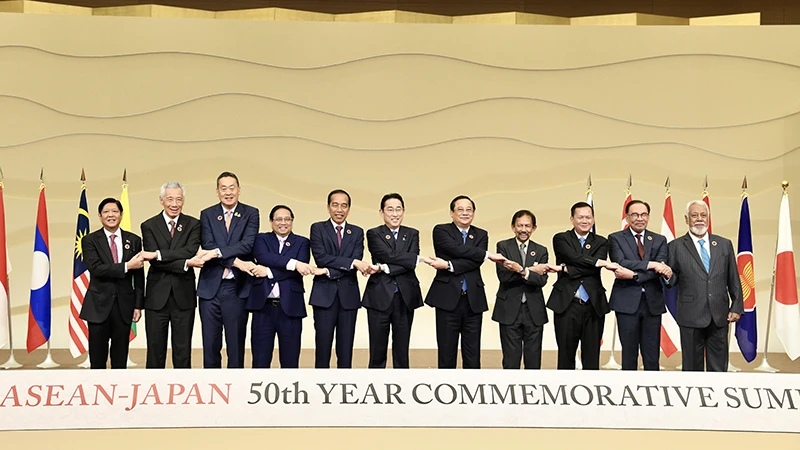 Các nhà lãnh đạo Nhật Bản và ASEAN chụp ảnh chung trước giờ khai mạc Hội nghị Cấp cao Kỷ niệm 50 năm quan hệ ASEAN-Nhật Bản.