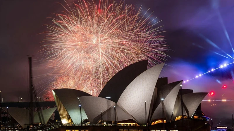 Màn trình diễn pháo hoa lúc 9 giờ tối (giờ địa phương) dành cho gia đình ở Cầu cảng Sydney, Australia, trong đêm Giao thừa 31/12/2023. Ảnh: AFP/TTXVN