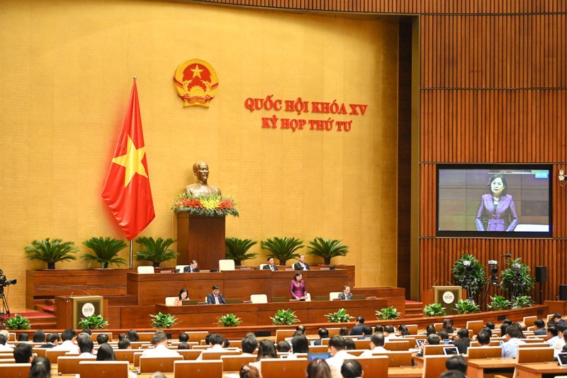 Thống đốc Ngân hàng Nhà nước Việt Nam Nguyễn Thị Hồng phát biểu giải trình tại phiên họp ngày 1/11. Ảnh: Duy Linh