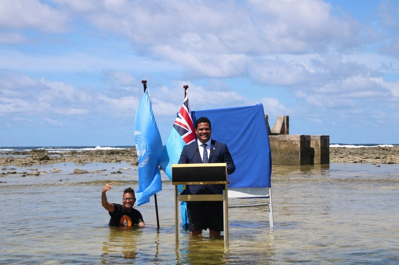 Bộ trưởng Ngoại giao Tuvalu, ông Simon Kofe , gửi thông điệp tới các nhà lãnh đạo thế giới qua một phát biểu gây sốc hồi cuối năm ngoái.